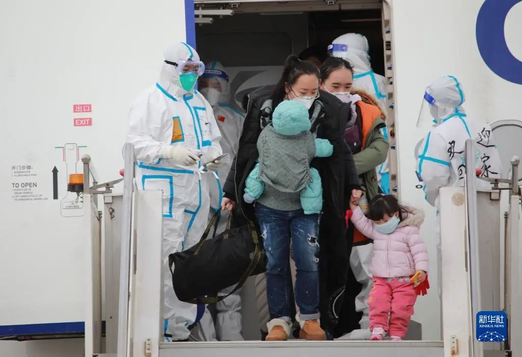 3月6日，中国公民乘坐的临时航班抵达兰州中川国际机场。新华社记者 杜哲宇 摄