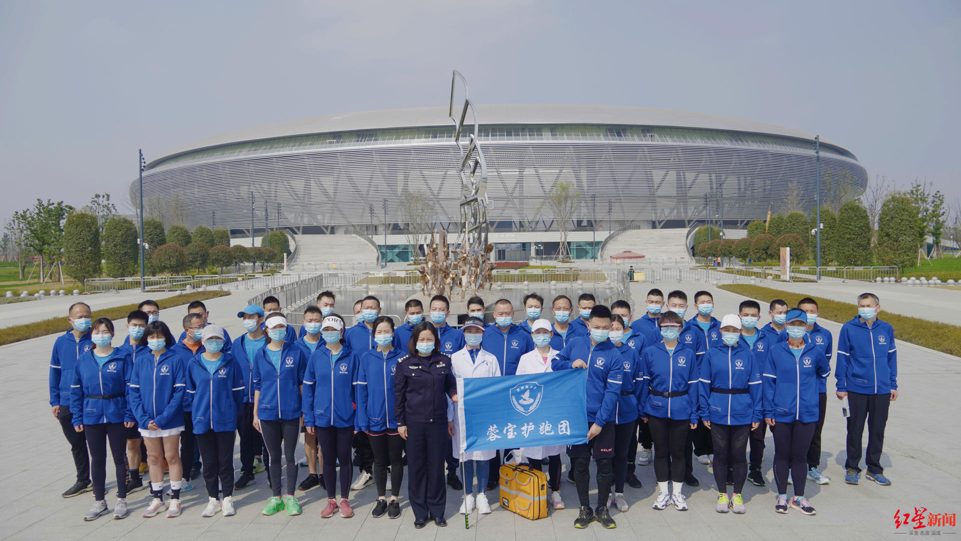 成绩突出的女民警杜以萍组建蓉宝护跑团一边跑步一边维护治安