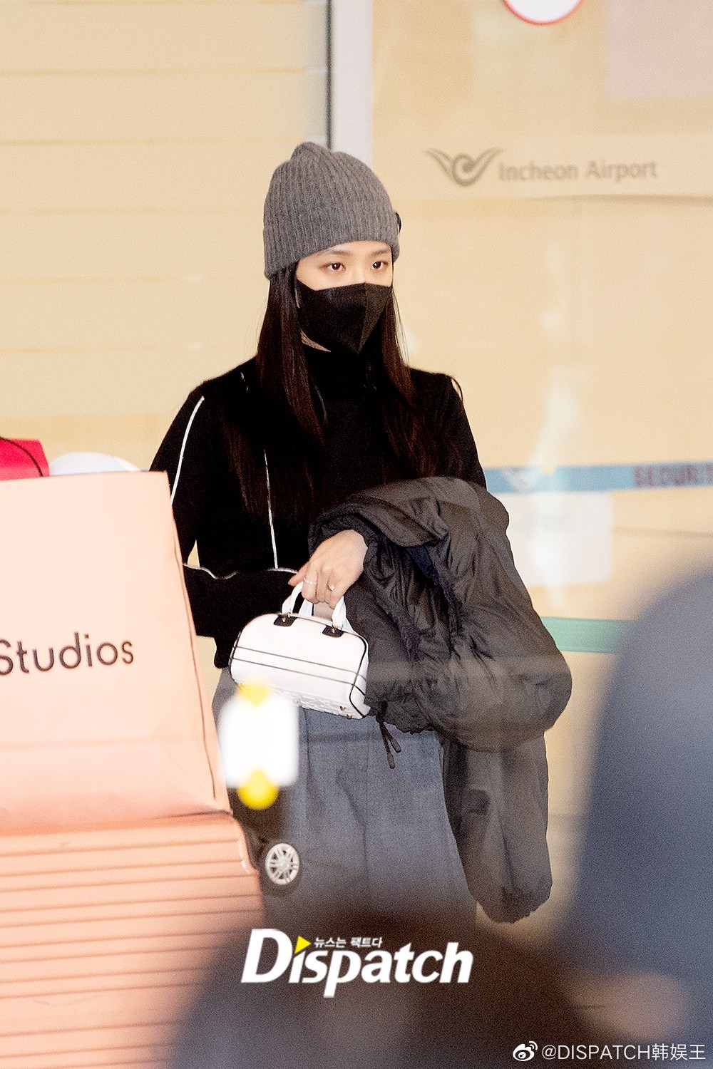 8日， 成员 结束巴黎时装周日程，经仁川机场返回<a href=