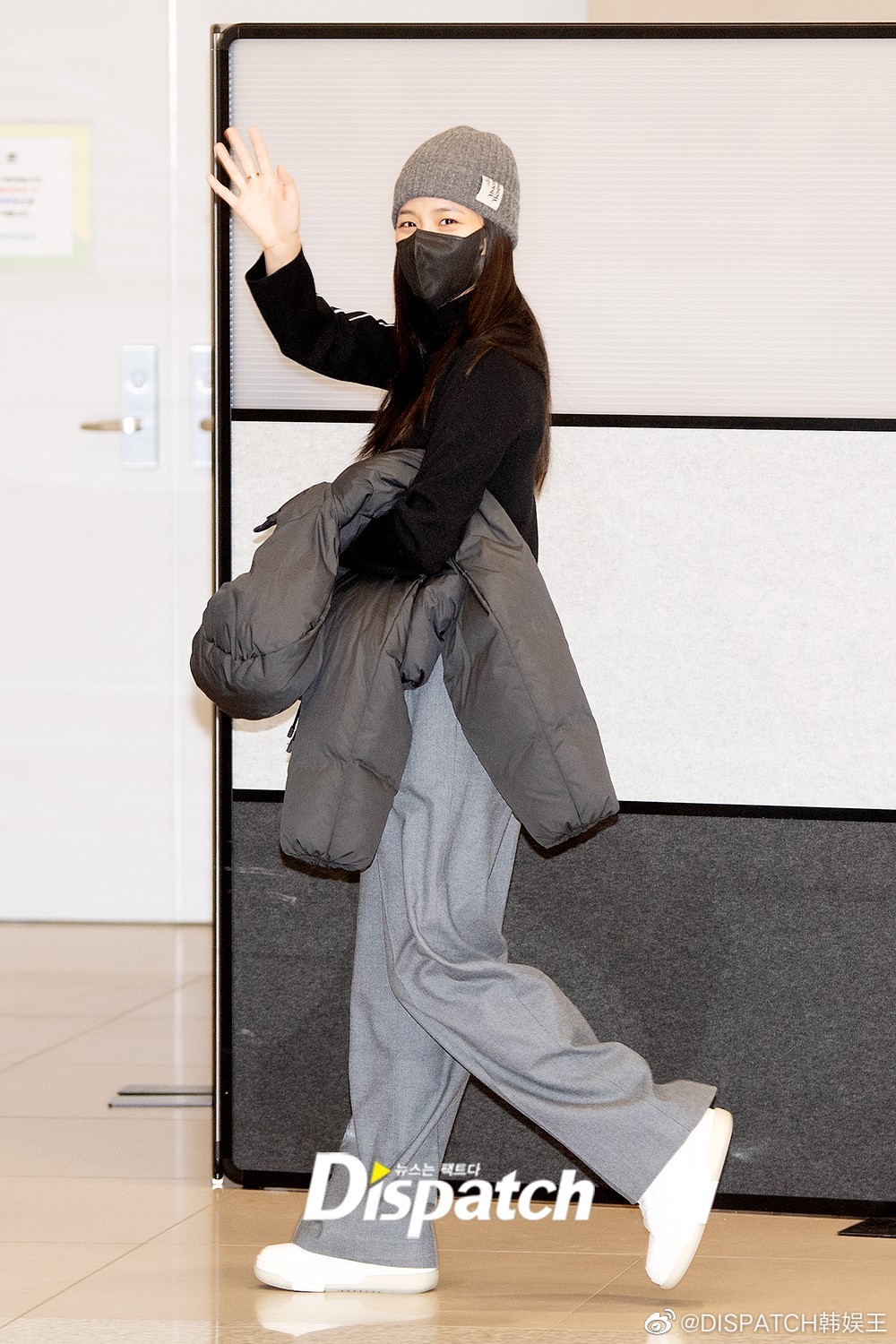 8日， 成员 结束巴黎时装周日程，经仁川机场返回<a href=