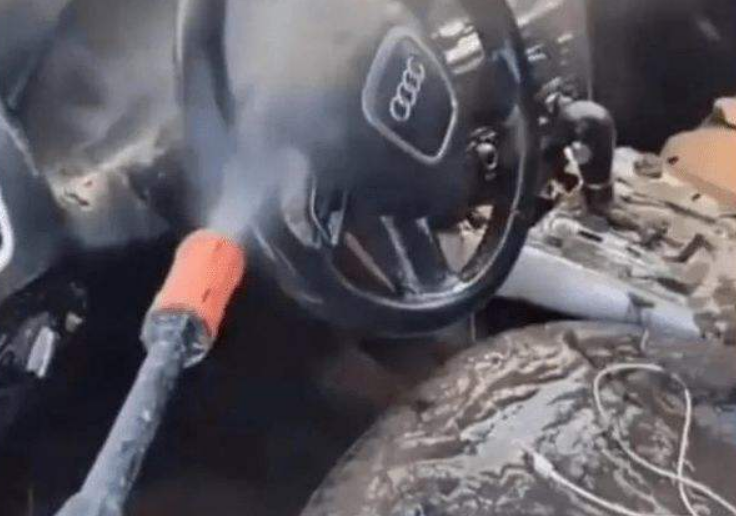 小伙4万买二手奥迪,被朋友吐槽人傻钱多,拆开发动机笑了休闲区蓝鸢梦想 - Www.slyday.coM 小伙4万买二手奥迪,被朋友吐槽人傻钱多,拆开发动机笑了休闲区蓝鸢梦想 - Www.slyday.coM