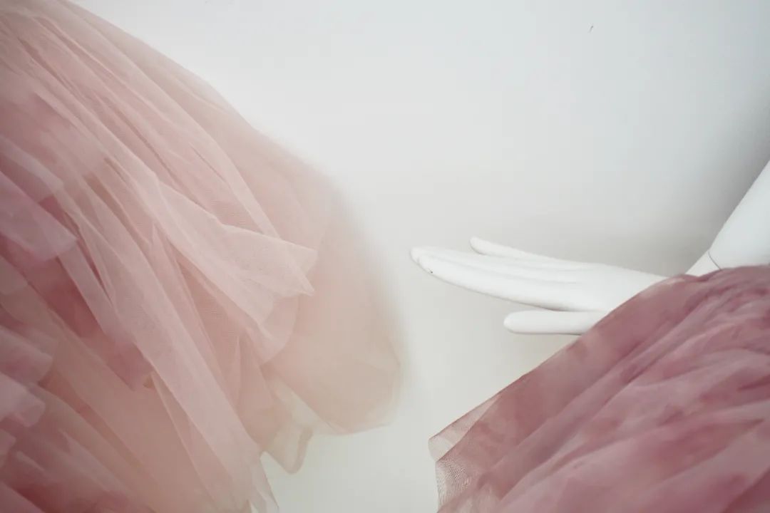 CAROLINE HÚ在 LMDS Residence 展出的全粉色單品