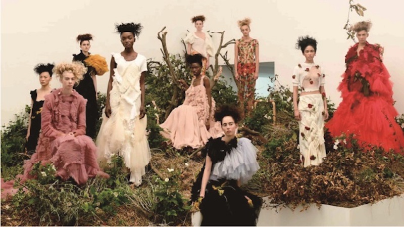 2021年倫敦時裝周,Caroline Hu首秀。