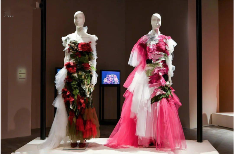 Caroline Hu兩套與VALENTINO主線合作的高定。