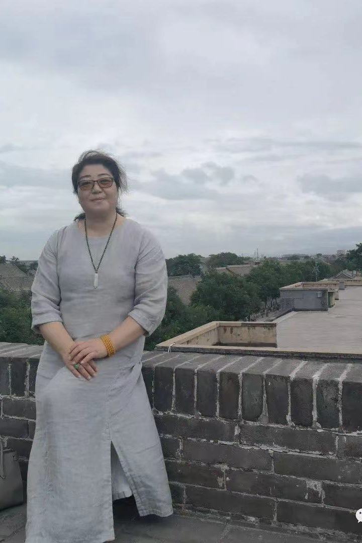 樊怡,1970年生,曾就读于内蒙古师范大学,中国艺术研究院研究生院山水