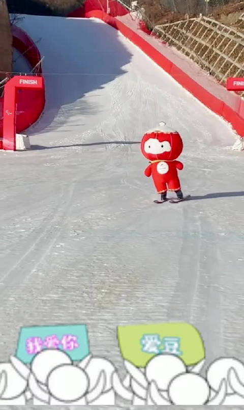 雪容融滑雪视频我们雪容融真是全能奇才又解锁了滑雪新技能好可爱啊不