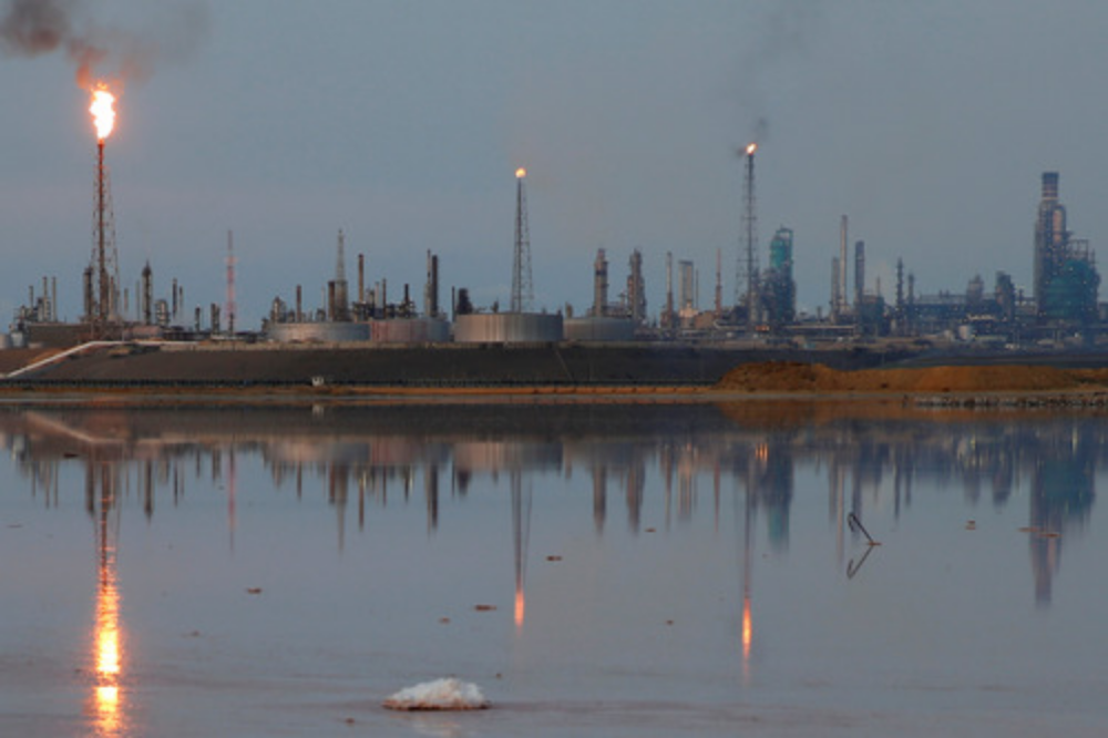▲2016年11月17日，委内瑞拉阿穆艾炼油厂远眺。图/新华社