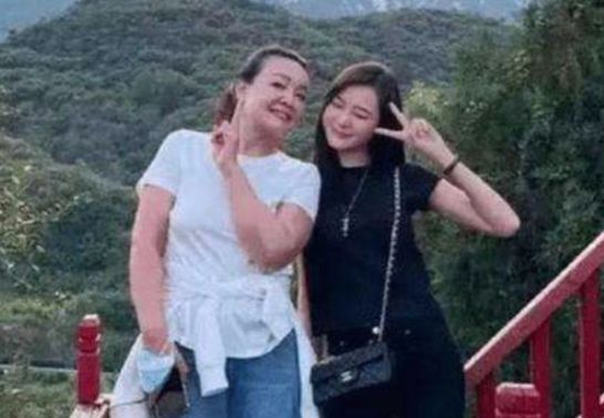 张兰懒理大S婚讯搞直播，提到孩子眼神躲闪，孙子孙女疑改<a href=