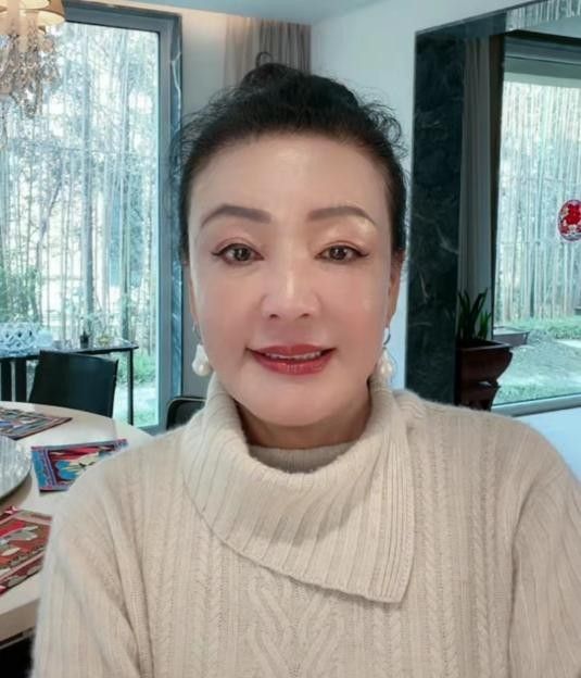 张兰懒理大S婚讯搞直播，提到孩子眼神躲闪，孙子孙女疑改<a href=