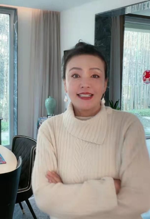 张兰懒理大S婚讯搞直播，提到孩子眼神躲闪，孙子孙女疑改<a href=