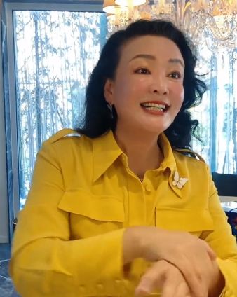 张兰懒理大S婚讯搞直播，提到孩子眼神躲闪，孙子孙女疑改<a href=