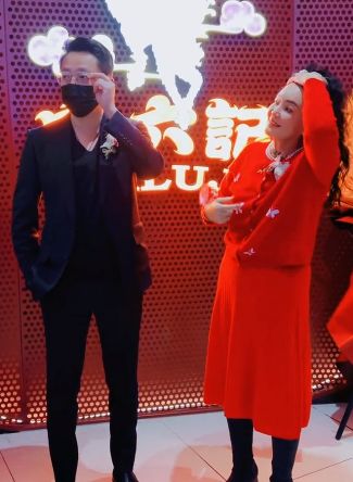 张兰懒理大S婚讯搞直播，提到孩子眼神躲闪，孙子孙女疑改<a href=