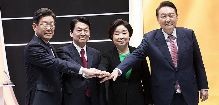 右一为当选的尹锡悦,右二为沈相奵。来源:视觉中国
