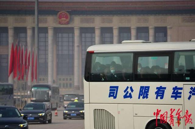 全国政协十三届五次会议闭幕 委员走出人民大会堂休闲区蓝鸢梦想 - Www.slyday.coM 全国政协十三届五次会议闭幕 委员走出人民大会堂休闲区蓝鸢梦想 - Www.slyday.coM