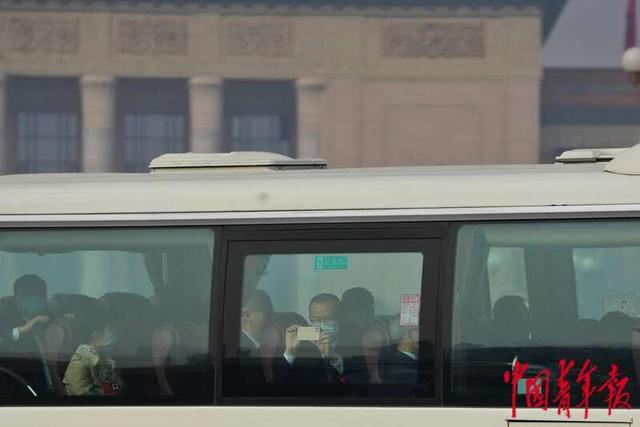 全国政协十三届五次会议闭幕 委员走出人民大会堂休闲区蓝鸢梦想 - Www.slyday.coM 全国政协十三届五次会议闭幕 委员走出人民大会堂休闲区蓝鸢梦想 - Www.slyday.coM