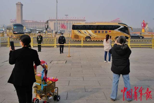 全国政协十三届五次会议闭幕 委员走出人民大会堂休闲区蓝鸢梦想 - Www.slyday.coM 全国政协十三届五次会议闭幕 委员走出人民大会堂休闲区蓝鸢梦想 - Www.slyday.coM