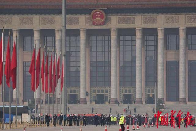 全国政协十三届五次会议闭幕 委员走出人民大会堂休闲区蓝鸢梦想 - Www.slyday.coM 全国政协十三届五次会议闭幕 委员走出人民大会堂休闲区蓝鸢梦想 - Www.slyday.coM