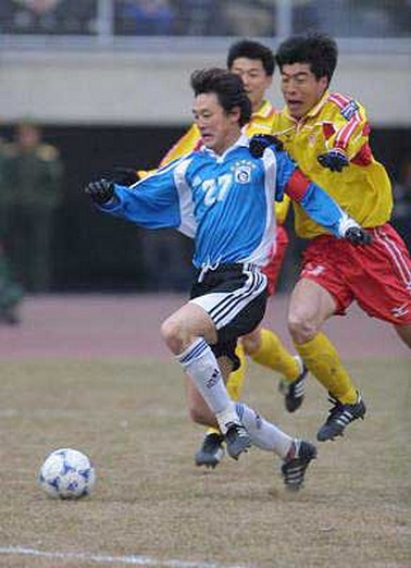 大连足球史上今天：01年甲a首轮孙继海一锤定音！大连实德1-0沈阳