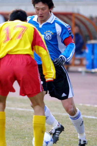 大连足球史上今天：01年甲a首轮孙继海一锤定音！大连实德1-0沈阳