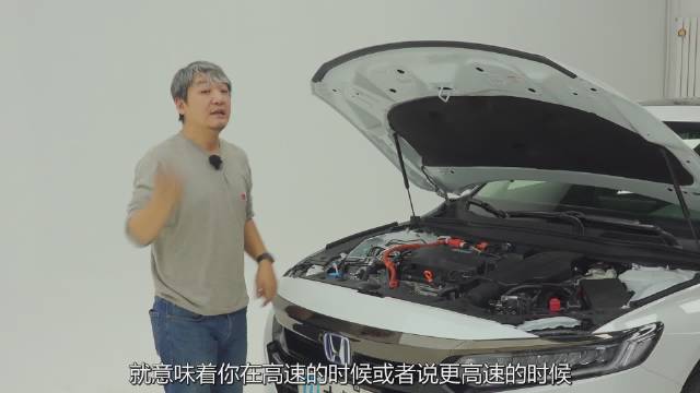 这辆新款雅阁的前后防撞梁，基本与老款一样，并没有什么长进……