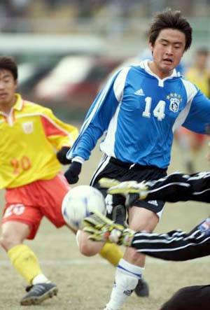 大连足球史上今天：01年甲a首轮孙继海一锤定音！大连实德1-0沈阳