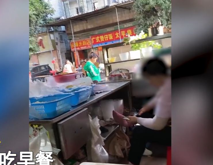 广州大妈给顾客下完面条后，边玩手机边抠脚，碗里的面突然不香了