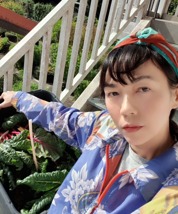 国民级歌手陈洁仪农田干活！戴草帽追着鸡跑，皮肤黝黑脸颊晒通红