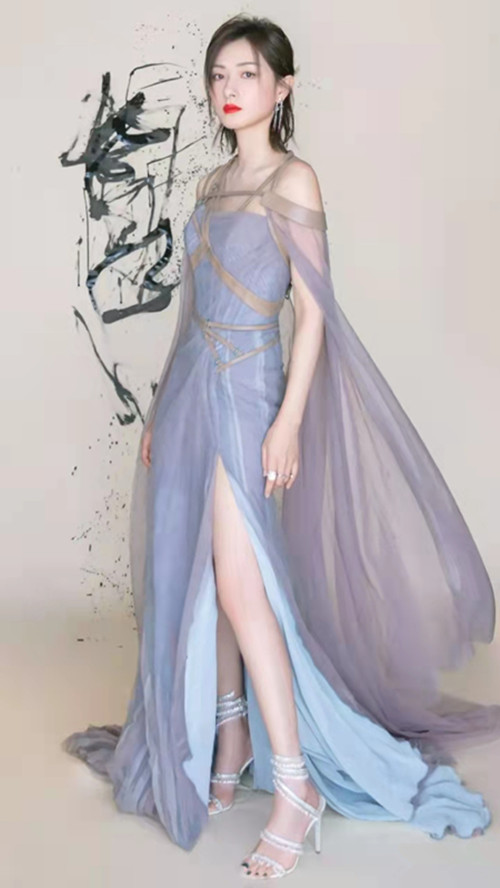 万茜真敢穿 白色礼服个性设计显身材,冷艳气质无敌