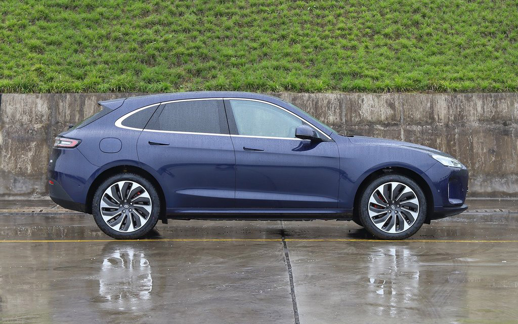 华为造车的高端化代表,高配超30万,会有人买吗?休闲区蓝鸢梦想 - Www.slyday.coM 华为造车的高端化代表,高配超30万,会有人买吗?休闲区蓝鸢梦想 - Www.slyday.coM