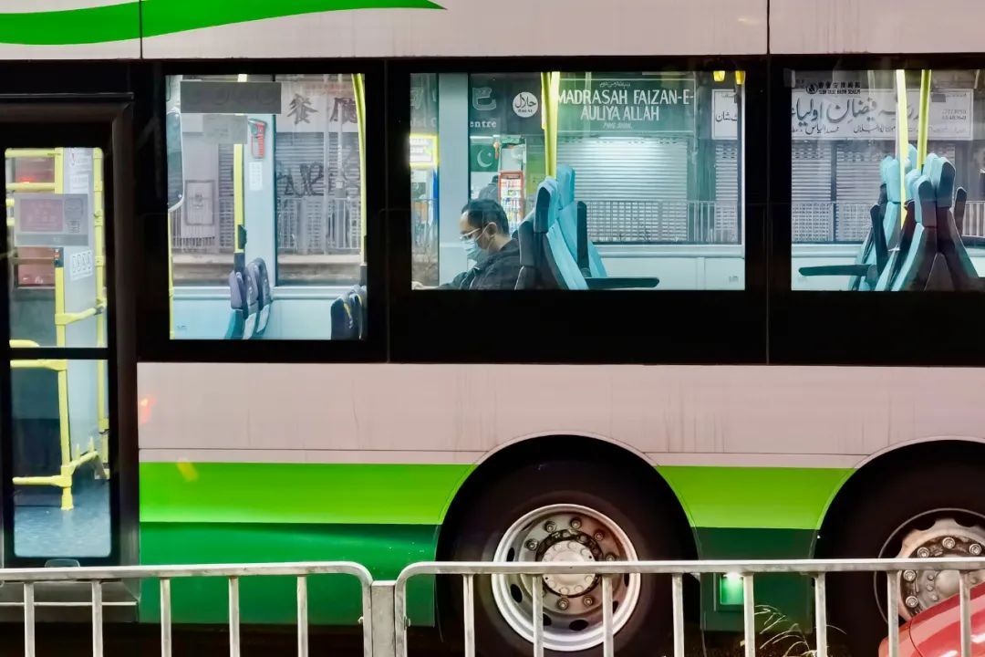 图说：截至目前，内地与香港之间的航班不实行“五个一”和“熔断”等防疫制度，乘机前对核酸检测结果的细节要求亦不如经陆路苛刻。图为3月7日傍晚一辆由香港新界开往深圳湾口岸几无乘客的B2巴士。《财经》记者 焦建/摄