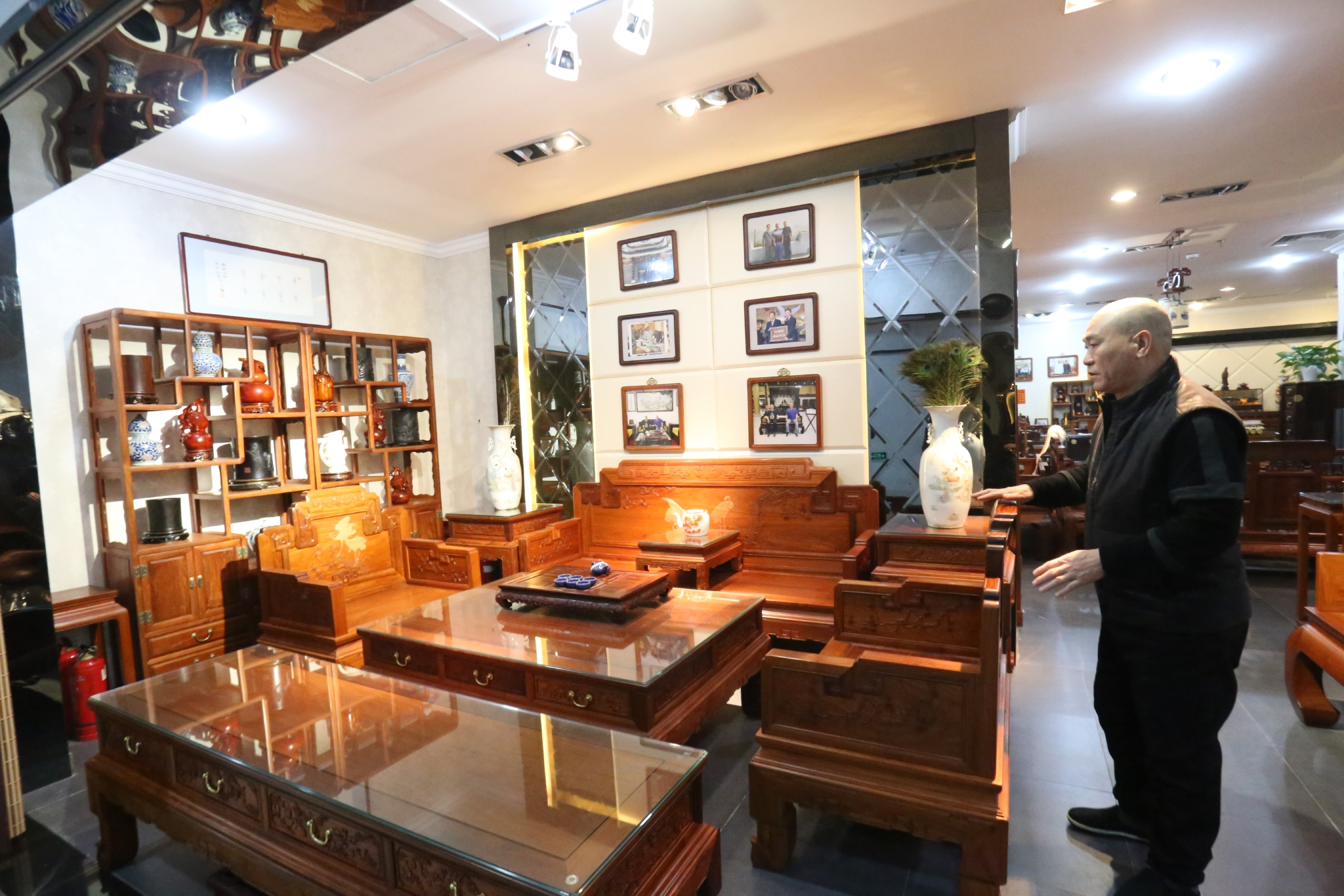 携手同行共创未来强强联合开拓创新跨越式发展