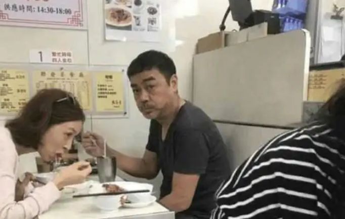 内地追星如此疯狂，而明星在<a href=