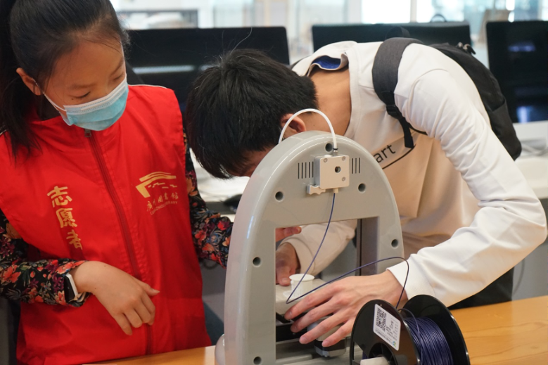 用手感受3D打印的“雪容融”,在广州图书馆用高科技体验冬残奥会休闲区蓝鸢梦想 - Www.slyday.coM 用手感受3D打印的“雪容融”,在广州图书馆用高科技体验冬残奥会休闲区蓝鸢梦想 - Www.slyday.coM