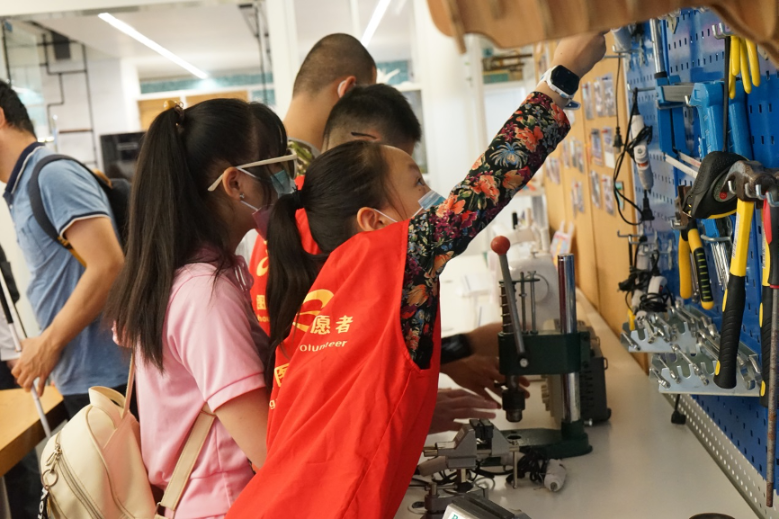 用手感受3D打印的“雪容融”,在广州图书馆用高科技体验冬残奥会休闲区蓝鸢梦想 - Www.slyday.coM 用手感受3D打印的“雪容融”,在广州图书馆用高科技体验冬残奥会休闲区蓝鸢梦想 - Www.slyday.coM