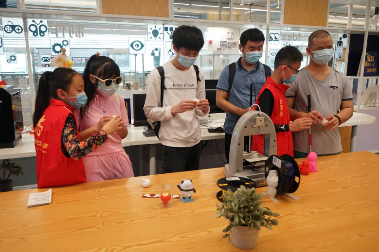 用手感受3D打印的“雪容融”,在广州图书馆用高科技体验冬残奥会休闲区蓝鸢梦想 - Www.slyday.coM 用手感受3D打印的“雪容融”,在广州图书馆用高科技体验冬残奥会休闲区蓝鸢梦想 - Www.slyday.coM