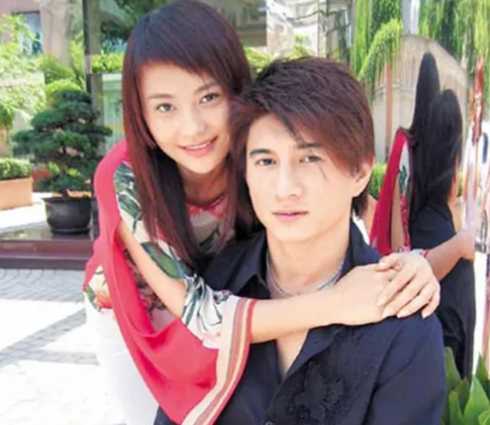 二婚娶娇妻的男星，李亚鹏娶小19岁女星，张纪中比妻子大31岁