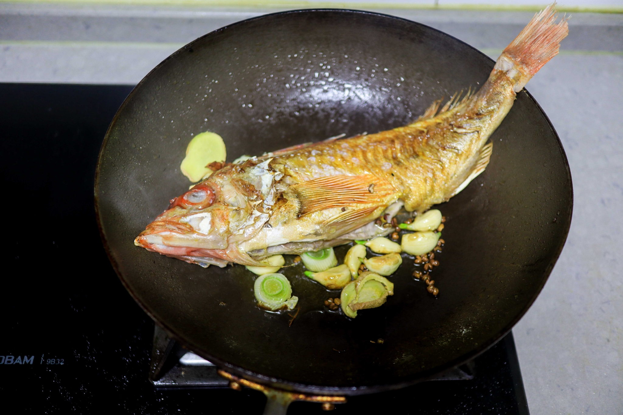 煎鱼炖鱼不破皮的妙招，学会了不再失手，红烧鱼又香又漂亮