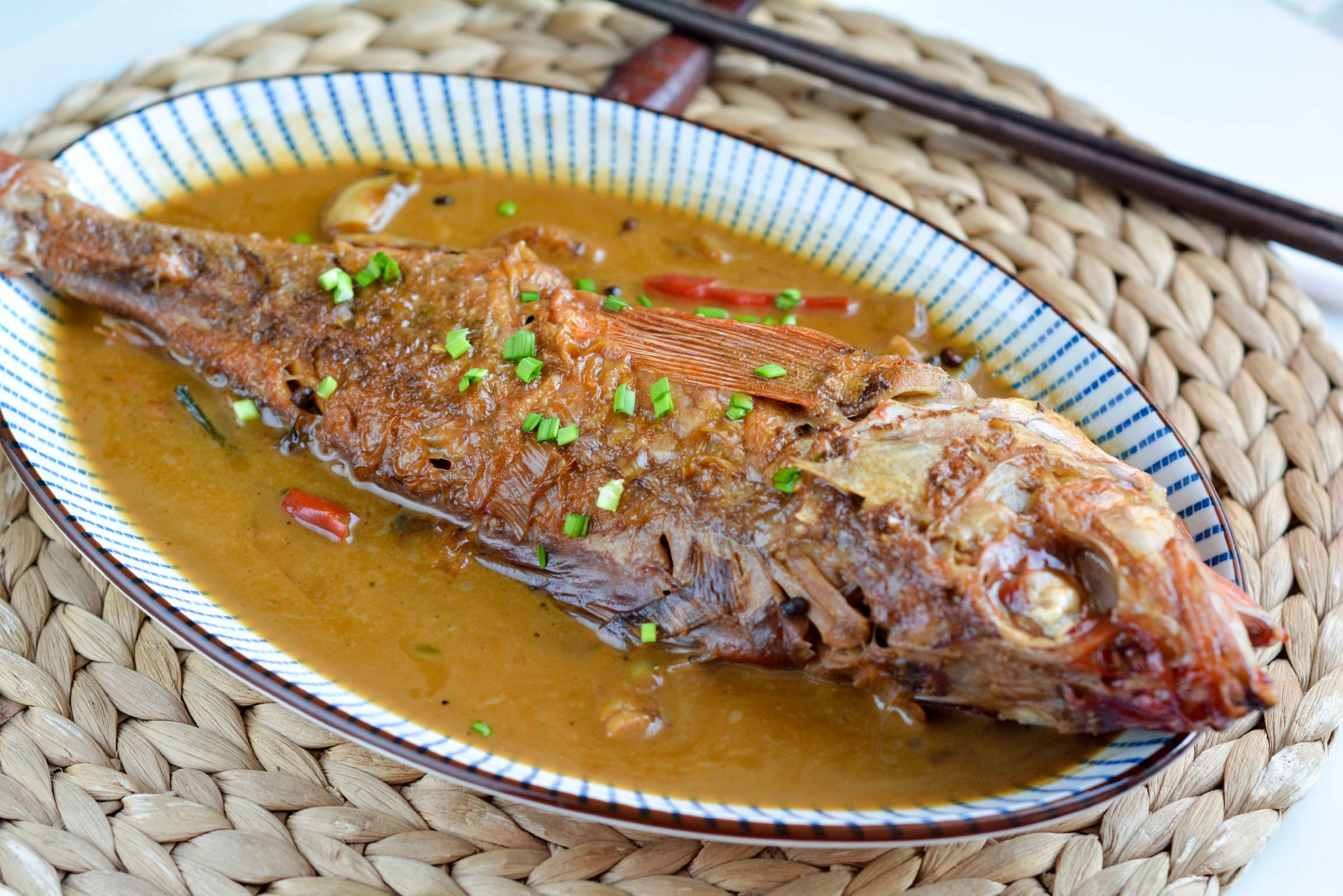 煎鱼炖鱼不破皮的妙招，学会了不再失手，红烧鱼又香又漂亮