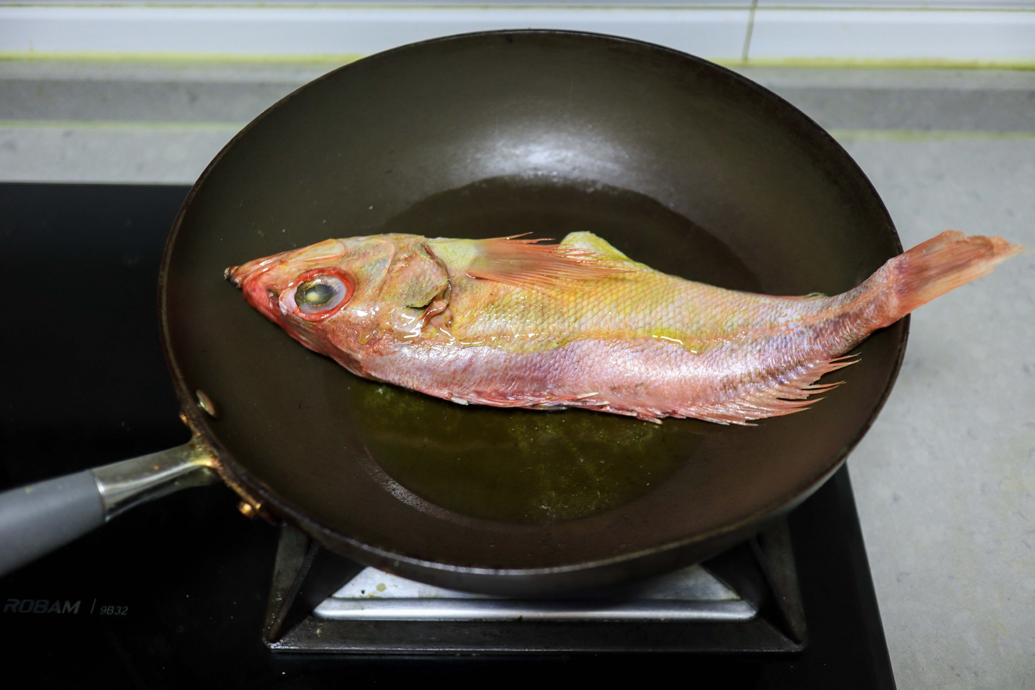 【新手煎鱼6大秘诀 】大厨教你煎鱼正确方法，鱼皮完整外焦里嫩，好吃到连骨头都想吞！