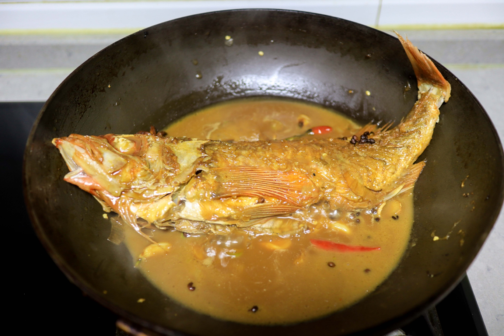 煎鱼炖鱼不破皮的妙招，学会了不再失手，红烧鱼又香又漂亮