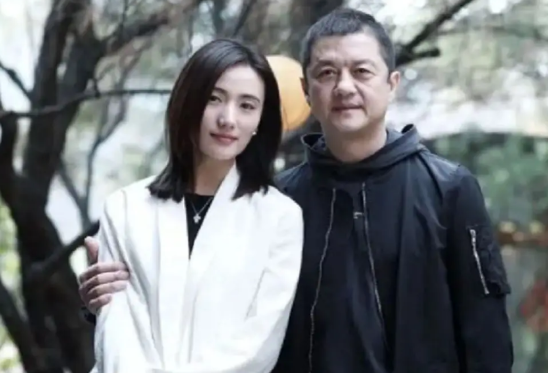 二婚娶娇妻的男星，李亚鹏娶小19岁女星，张纪中比妻子大31岁