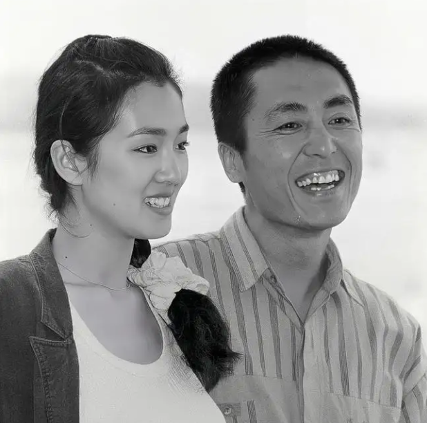 二婚娶娇妻的男星，李亚鹏娶小19岁女星，张纪中比妻子大31岁