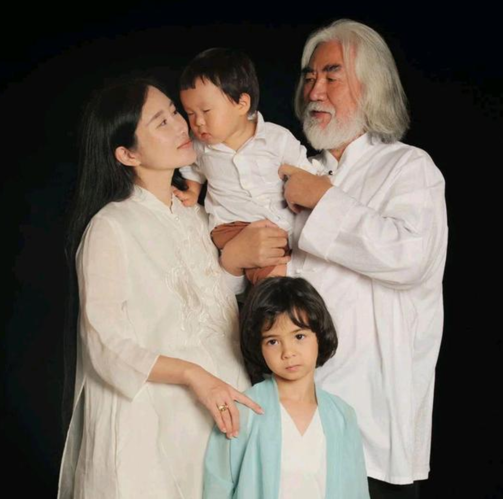 二婚娶娇妻的男星，李亚鹏娶小19岁女星，张纪中比妻子大31岁