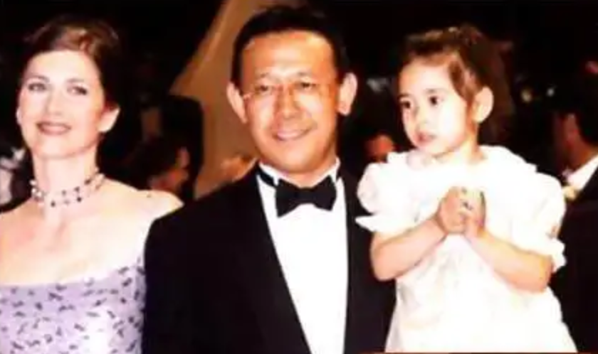 二婚娶娇妻的男星，李亚鹏娶小19岁女星，张纪中比妻子大31岁