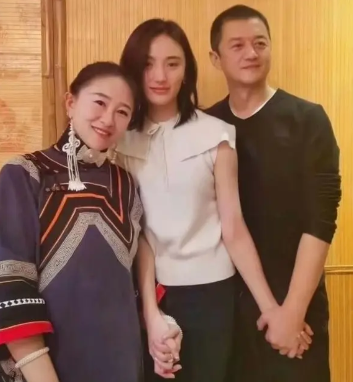 二婚娶娇妻的男星，李亚鹏娶小19岁女星，张纪中比妻子大31岁