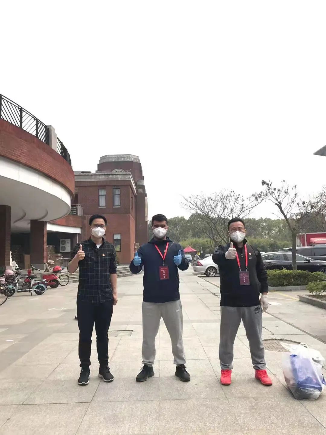 校长成为“食堂打包实习员工”,全校教师冲在战疫一线:“他们是师长,也是战友”休闲区蓝鸢梦想 - Www.slyday.coM 校长成为“食堂打包实习员工”,全校教师冲在战疫一线:“他们是师长,也是战友”休闲区蓝鸢梦想 - Www.slyday.coM