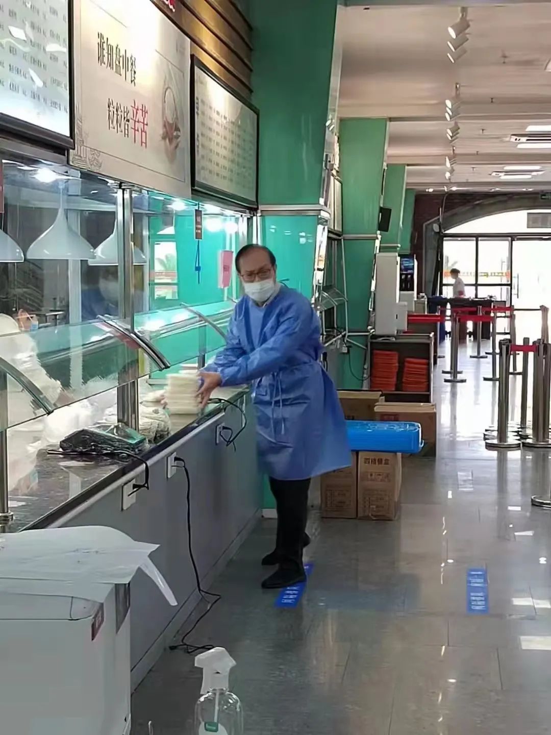 校长成为“食堂打包实习员工”,全校教师冲在战疫一线:“他们是师长,也是战友”休闲区蓝鸢梦想 - Www.slyday.coM 校长成为“食堂打包实习员工”,全校教师冲在战疫一线:“他们是师长,也是战友”休闲区蓝鸢梦想 - Www.slyday.coM