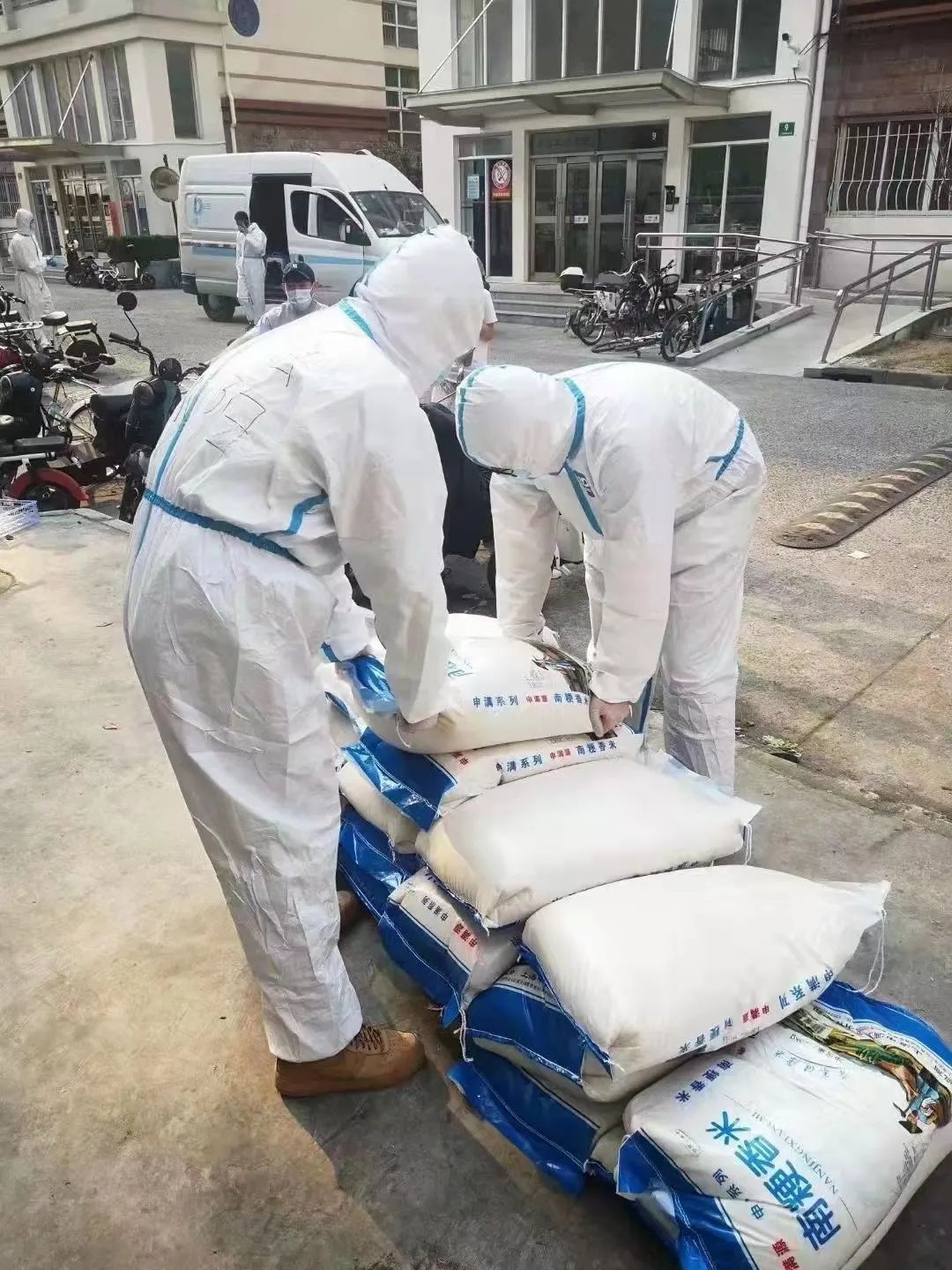 校长成为“食堂打包实习员工”,全校教师冲在战疫一线:“他们是师长,也是战友”休闲区蓝鸢梦想 - Www.slyday.coM 校长成为“食堂打包实习员工”,全校教师冲在战疫一线:“他们是师长,也是战友”休闲区蓝鸢梦想 - Www.slyday.coM