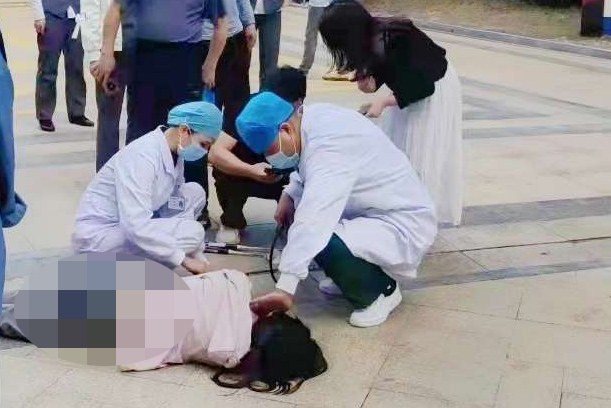 疫情之下,生命至上,坪山区人民医院成功抢救一名突发呼吸心跳骤停患者休闲区蓝鸢梦想 - Www.slyday.coM 疫情之下,生命至上,坪山区人民医院成功抢救一名突发呼吸心跳骤停患者休闲区蓝鸢梦想 - Www.slyday.coM