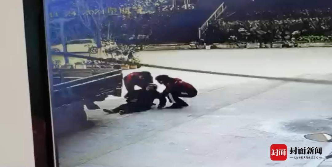 快递小哥倒车撞人致死“自导自演”救人戏 死者家属向快递公司及涉案人员索赔1092万元休闲区蓝鸢梦想 - Www.slyday.coM 快递小哥倒车撞人致死“自导自演”救人戏 死者家属向快递公司及涉案人员索赔1092万元休闲区蓝鸢梦想 - Www.slyday.coM